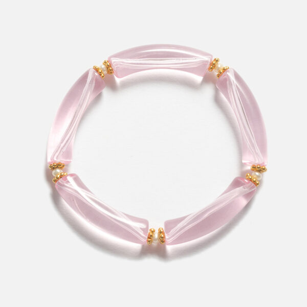 Bracelet jonc élastique composé de tubes en acrylique et de composants dorés à l'Or fin 24 carats. Il se porte seul ou à plusieurs, à marier à l'infini !