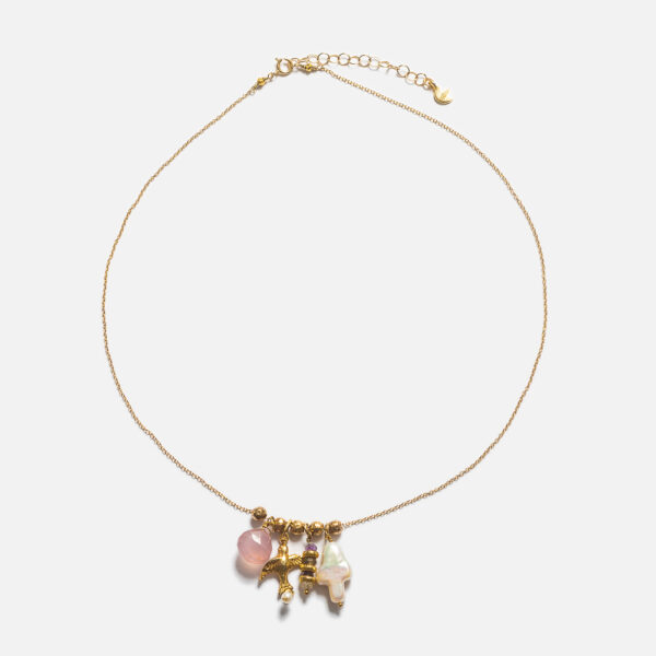 Collier monté sur une chaîne ajustable en Gold filled et composé de plusieurs pendentifs