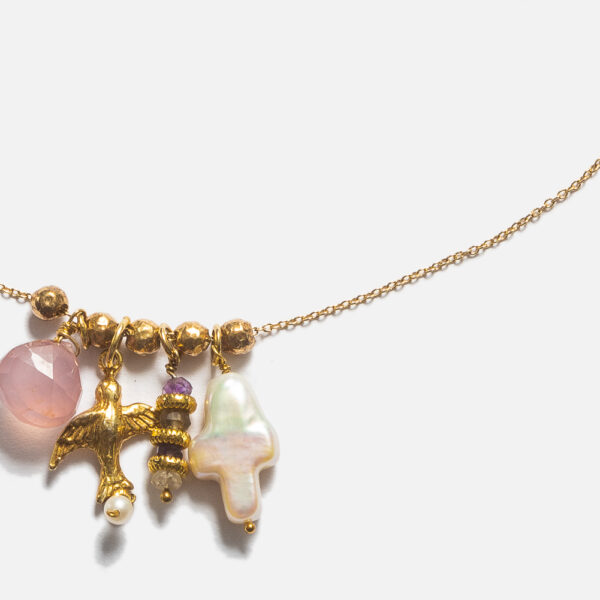 Collier monté sur une chaîne ajustable en Gold filled et composé de plusieurs pendentifs