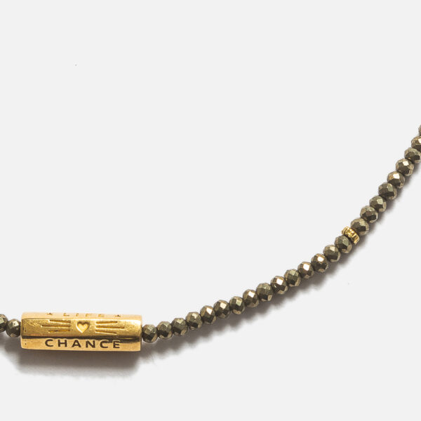 Collier ajustable en Pyrite composé d'une amulette en Argent doré à l'Or fin 18 carats à plusieurs faces sur lesquelles sont inscrits, amour, love, life, chance.