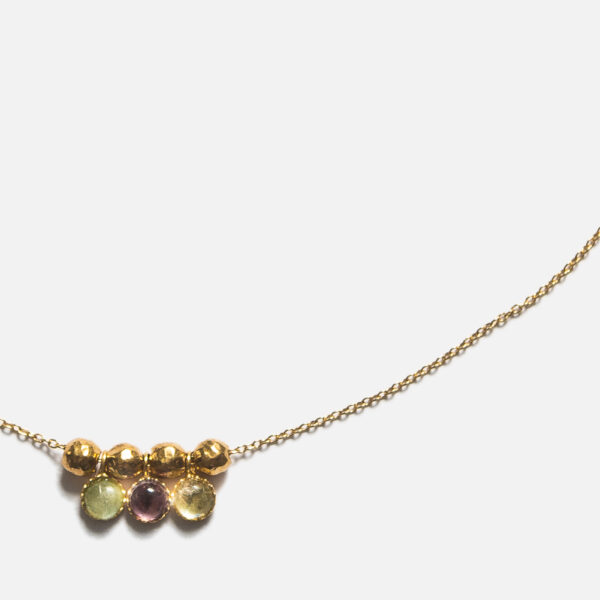 Collier monté sur une chaîne ajustable en Gold filled, il est composé de cabochons dentelés avec une Améthyste, un Quartz citron et une Aqua-marine