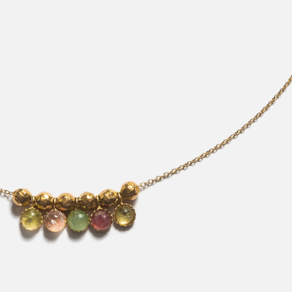 Collier composé de cabochons dentelés avec une Améthyste verte, un Quartz fraise & citron et une Tourmaline rose & verte.