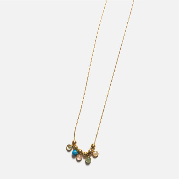 Collier monté sur une chaîne ajustable en Gold filled, il est composé de cabochons dentelés avec une Aigue-marine, un Quartz rose, une Turquoise, une Topaze bleue et une Pierre de lune