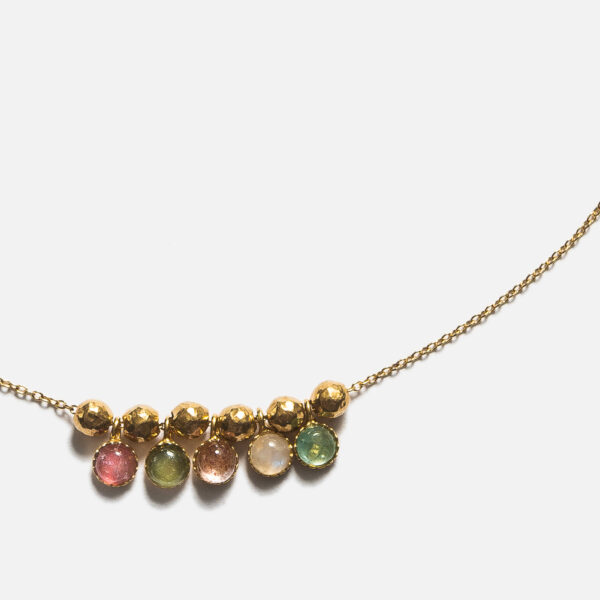 chaîne ajustable en Gold filled, il est composé de cabochons dentelés avec des Tourmalines rose & verte, un Quartz fraise et une Pierre de lune.