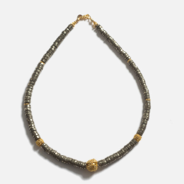 Collier composé de pierres heishi à facettes et de perles en laiton doré à l'Or fin 24 carats. Ce collier fait partie des pièces uniques Sottises.