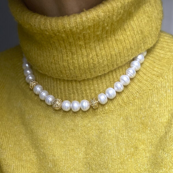 Collier composé de grosses perles d'eau douce et de perles en laiton doré à l'Or fin 24 carats. 