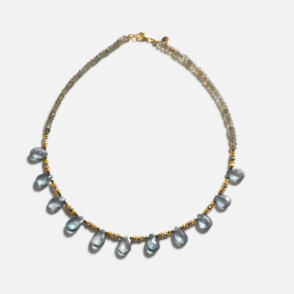 Collier composé de Labradorites et de gouttes à facettes en Iolite, clairsemées de Pyrites et perles en Argent 925 doré à l’Or fin 24 carats.