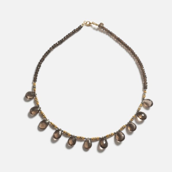 Collier composé de rondelles et de gouttes à facettes en Quartz fumé, clairsemées de Pyrites et perles en Argent 925 doré à l’Or fin 24 carats.