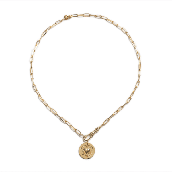 Collier composé d'un médaillon incrusté d'un coeur, monté sur une chaîne à maillons allongés Forcat en plaqué Or 18 carats, 3 microns.