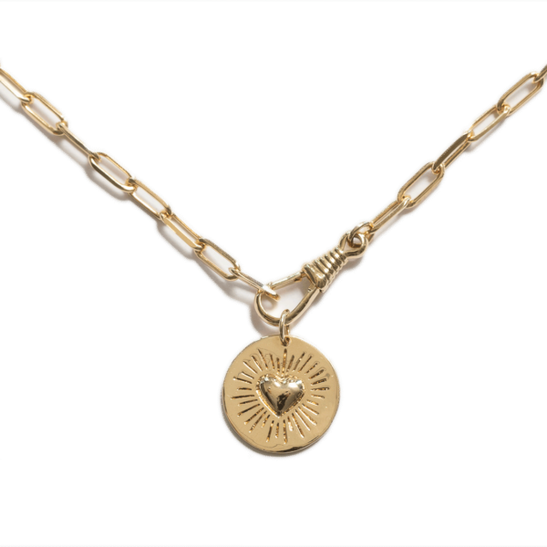 Collier composé d'un médaillon incrusté d'un coeur, monté sur une chaîne à maillons allongés Forcat en plaqué Or 18 carats, 3 microns.
